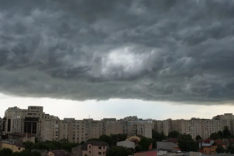 România, lovită de două valuri de vreme extremă într-o singură săptămână! După furtuni și aer polar, un nou ciclon mediteranean aduce ploi și vijelii