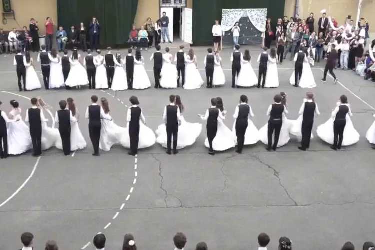 VIDEO. Moment superb la Liceul Báthory István din Cluj: Pe ritmuri de vals vienez, elevii clujeni au demostrat la Balul Panglicii că eleganța n-a murit