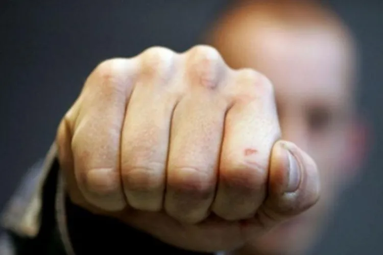 Și-a bătut tatăl cu bestialitate și s-a întors acasă chiar dacă avea ordin de protecție. Ce au decis judecătorii de la Curtea de Apel Cluj