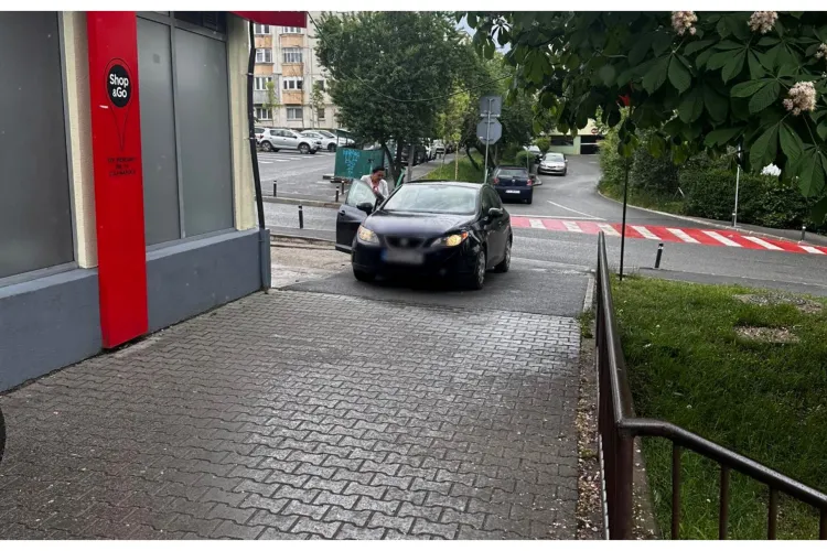 Parcare de „campion” în Cluj-Napoca! Un șofer și-a lăsat mașina direct pe trotuar, deși parcarea era goală