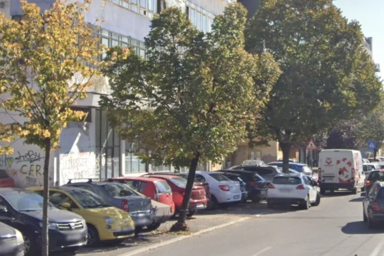 Trotuar sau parcare? Clujenii sunt furioși pe situația de pe o stradă din Cluj-Napoca: Mașinile au blocat complet trotuarele, pietonii nu mai au loc