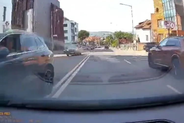 VIDEO. Șofer inconștient filmat în Cluj la o depășire la limită! A fost la milimetri de un impact frontal cu o mașină care circula regulamentar