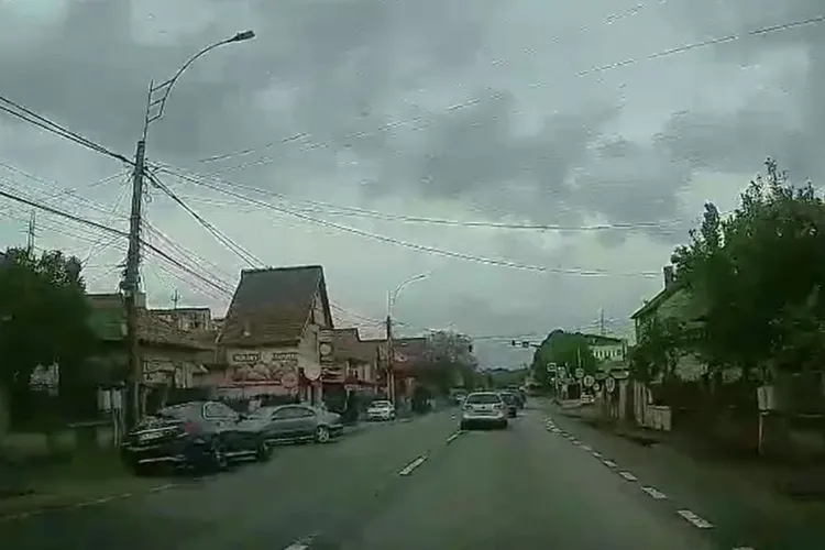 VIDEO. Depășire de coșmar în trafic, lângă Cluj-Napoca. Un șofer a ignorat trecerea de pietoni și linia continuă ca în „Fast and Furious”