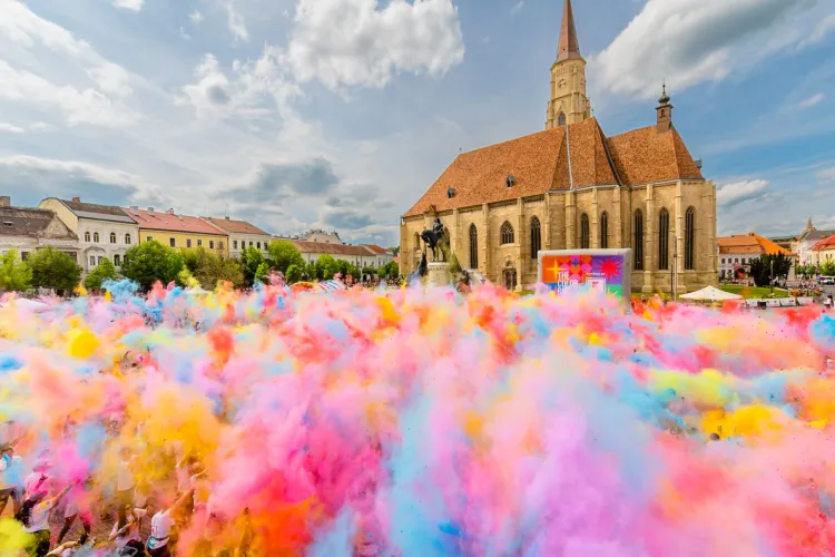 Evenimentul „colorat” din Cluj nu i-a bucurat chiar pe toți: Un clujean susține că praful colorat distruge clădirile, iar muzica e insuportabilă