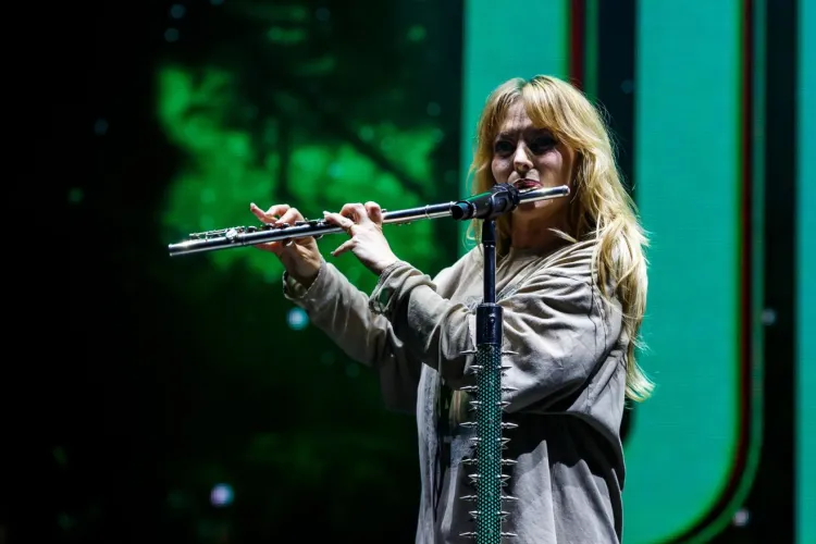 VIDEO / FOTO. Delia a electrizat centrul orașului la Zilele Clujului 2026. Zeci de mii de oameni au cântat alături de artistă în Piața Unirii