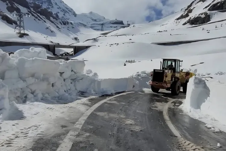 Transfăgărășanul, îngropat sub munți de zăpadă! Stratul ajunge și la cinci metri FOTO