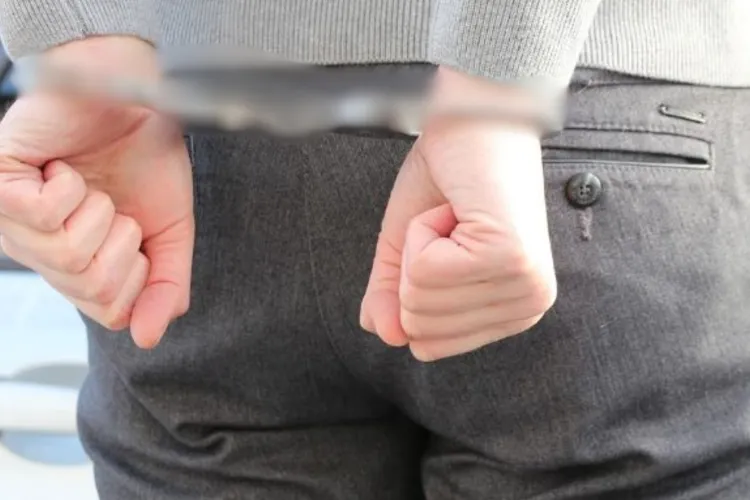 Clujean reținut și arestat după ce ar fi încălcat ordinul de protecție și ar fi dat daună totală într-un apartament din Gherla
