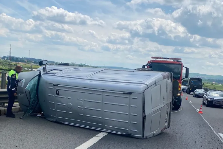 Accident pe Autostrada A3, între Turda și Gilău! O autoutilitară s-a răsturnat pe drum, iar pompierii și SMURD-ul au intervenit de urgență