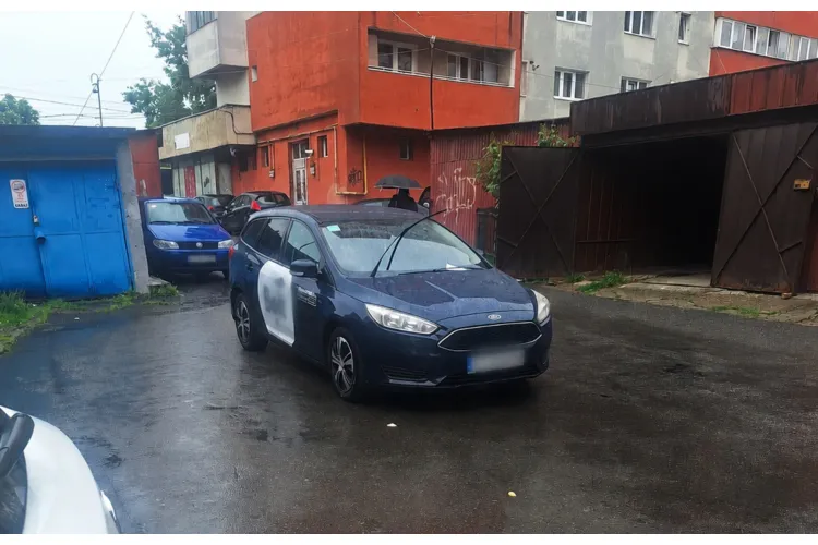 Parcare „cu tupeu” în Cluj-Napoca! Un șofer a blocat complet accesul într-o zonă de garaje