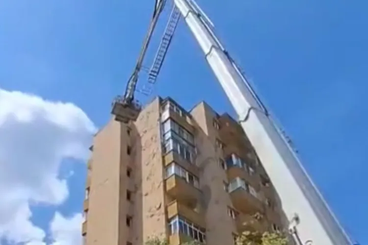 Panică într-un bloc din Cluj! O bucată de beton s-a desprins de la etajul 9 și a căzut în apropierea locatarilor. Pompierii au intervenit de urgență