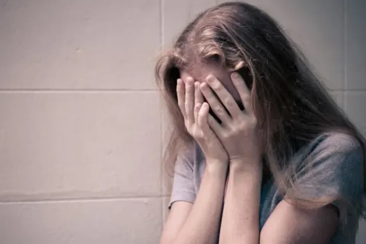 Doi adolescenți de 14 și 16 ani, reținuți după ce ar fi agresat o fată de 13 ani într-o casă părăsită