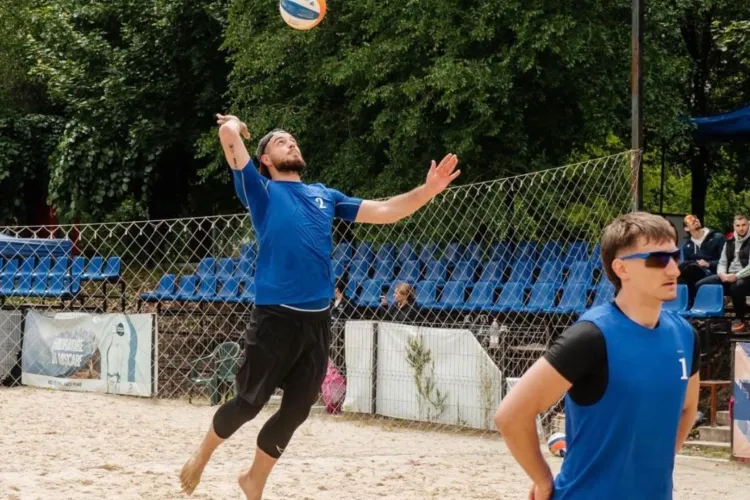 Studenții UBB au făcut spectacol pe nisip la Timișoara! Clujenii au urcat pe podiumul național după un turneu greu și au adus medalia de bronz acasă