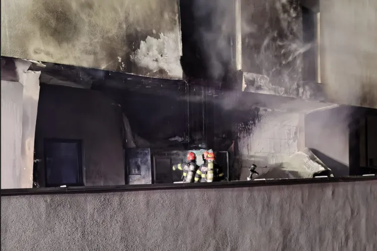 VIDEO. Arde fațada unui bloc din Cluj-Napoca: Focul a pornit de la ghena de gunoi. Locatarii, evacuați! Pompierii intervin chiar acum