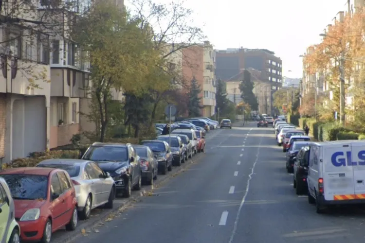 Mașinile parcate ilegal fac prăpăd pe o stradă din Cluj! Ambulanțele nu mai pot intra în caz de urgență, iar locatarii sunt blocați în propriile parcări