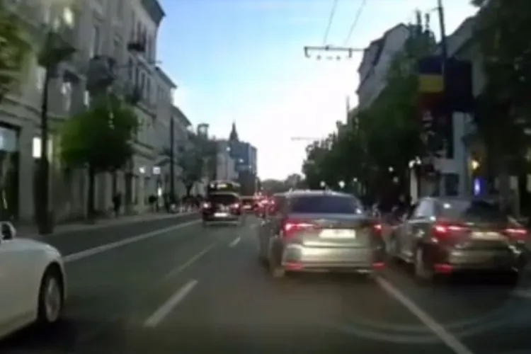 Poliția i-a găsit pe cei doi șoferi „cocoși” din centrul Clujului care s-au șicanat și-au oprit pe o bandă de autobuz. Au rămas amândoi pietoni