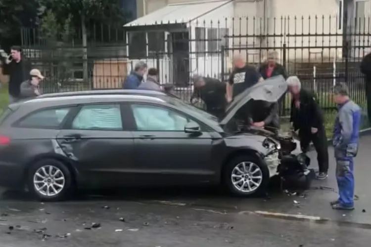 VIDEO. Accident în această dimineață pe Bulevardul Muncii din Cluj! Trafic tensionat în fața UTCN după impactul dintre o mașină și o dubă