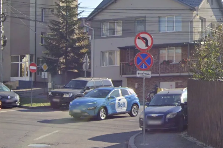 Parcează pe trotuar, în intersecție, chiar lângă marcajele cu interdicție: Ce se întâmplă în fiecare noapte pe o stradă din Cluj-Napoca