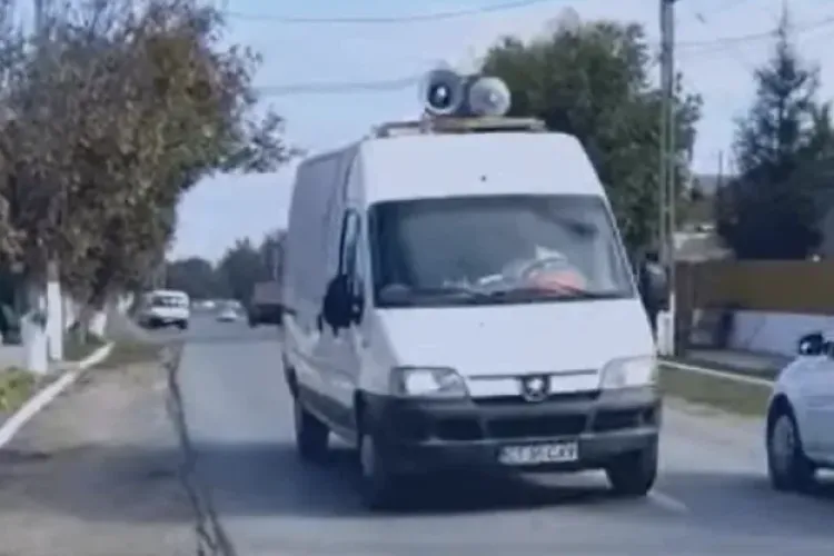 O dubă care circulă cu megafonul la maximum prin Cluj-Napoca îi revoltă pe clujeni: „Ce-ar fi să ne promovăm toți afacerile așa?”