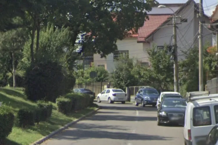 Pericol iminent lângă un parc de copii din Cluj: Nicio trecere de pietoni, trotuare blocate de mașini. „Nu avem pe unde merge cu cărucioarele