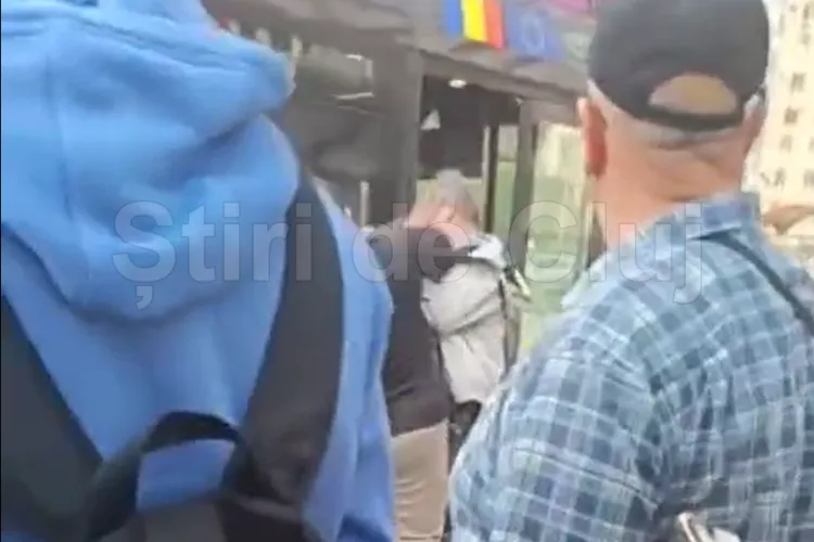  VIDEO EXCLUSIV. Poliția îi caută pe cei doi clujeni implicați în bătaia din stația de autobuz din Mărăști. Unul dintre ei, pus la pământ cu o lovitură!