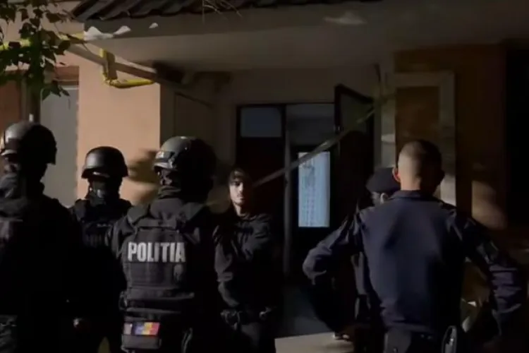 Scene de groază într-un apartament! Un bărbat și-a ucis bunica și fratele, apoi și-a pus capăt zilelor. Suspectul ar fi avut probleme psihice