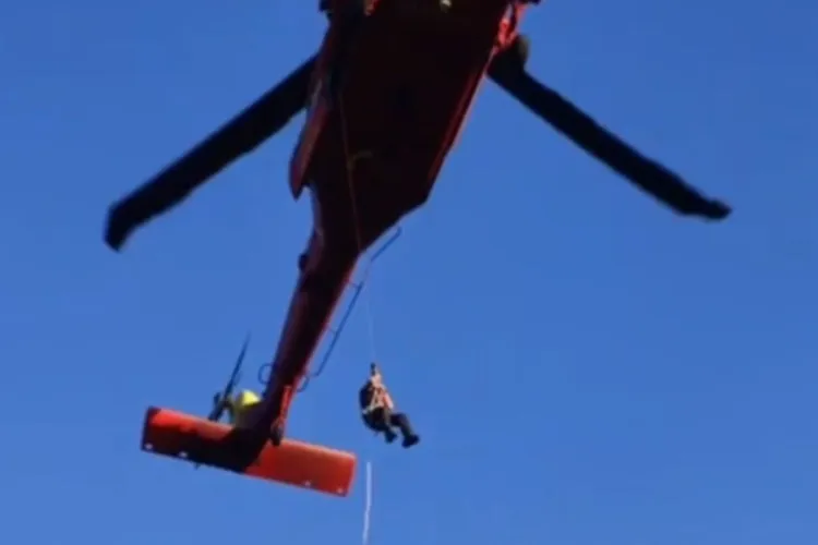 VIDEO. Exercițiu spectaculos în Munții Clujului! Salvamont, ISU și aviația MAI au simulat intervenții extreme cu elicopter Black Hawk