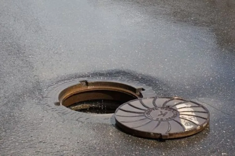 Capcane ascunse pe străzile din Cluj! Canale adânci îi forțează pe șoferi să vireze brusc și riscă accidente: „Pericolul e iminent pentru oricine trece”