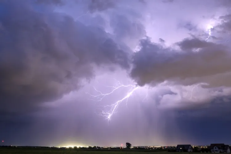 Alertă meteo: vremea se strică brusc în Cluj: Averse torențiale, grindină și vânt cât să doboare copaci până la ora 23:00