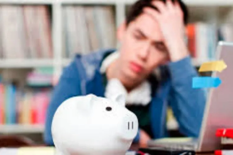 Cât de greu este să fii student în România în 2026? Mii de tineri sunt chemați să spună cât îi costă facultatea și cu ce probleme se confruntă