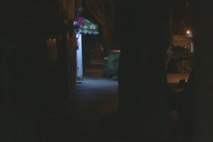 A pândit-o noaptea pe stradă, a urmărit-o printre mașini și i-a smuls telefonul din mână cu forța: Un clujean de 19 ani, la pușcărie cu executare