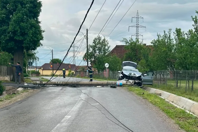 Accident grav în Cluj! Un șofer a intrat cu mașina într-un stâlp de beton! Două persoane, printre care un copil de 9 ani, au fost rănite