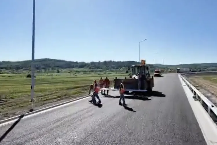 VIDEO. Autostrada Transilvania e aproape gata pe un sector de 12 km! 100 de muncitori dau ultima mână – stadiul a ajuns la 98%