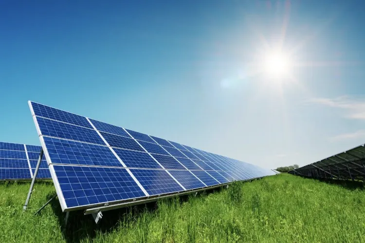 Românii sunt tot mai sătui de facturi mari: 27% vor panouri solare, iar 9 din 10 promit că vor schimba ceva acasă în următorul an