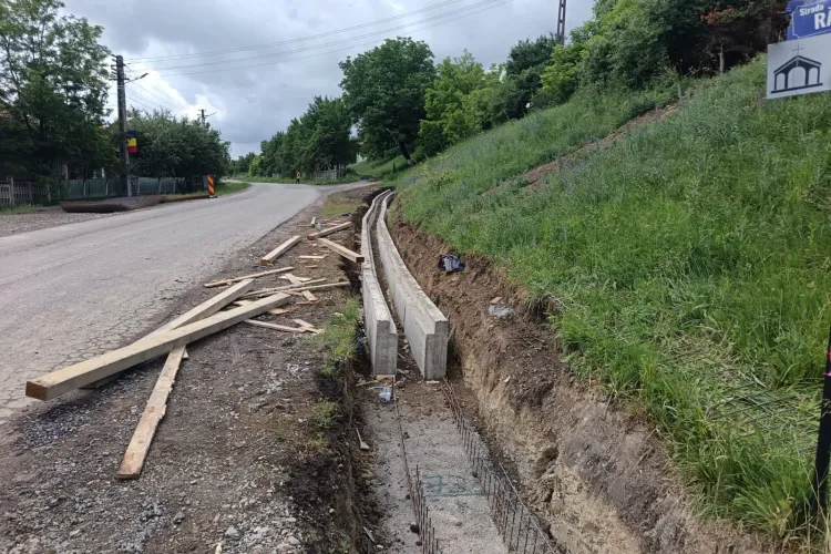 Se schimbă fața unei comune din Cluj! CJ Cluj toarnă asfalt, ridică trotuare și amenajează nu mai puțin de 85 de intrări la gospodării pentru locuitori