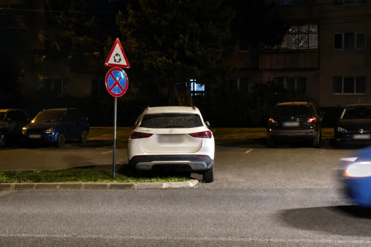 Tupeu la parcare în Cluj-Napoca! Un șofer a urcat cu mașina pe spațiul verde: „A găsit puțină iarbă și a vrut să o protejeze de ploaie”
