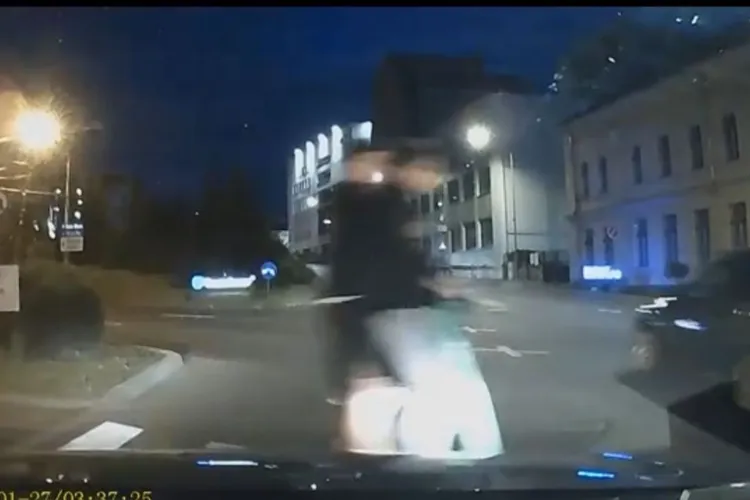 Imagini revoltătoare în Cluj-Napoca! Doi adolescenți au traversat „ca fulgerul” pe o trotinetă electrică, fix pe trecerea de pietoni: „Inconștienți!”