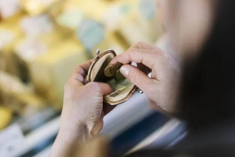 Românii strâng cureaua! Comerțul se prăbușește, magazinele vând mai puțin, iar inflația continuă să apese pe buzunarele oamenilor
