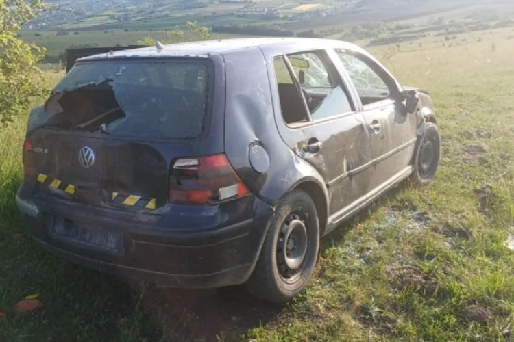 Mașină vandalizată sau abandonată? Descoperire neobișnuită la marginea Clujului