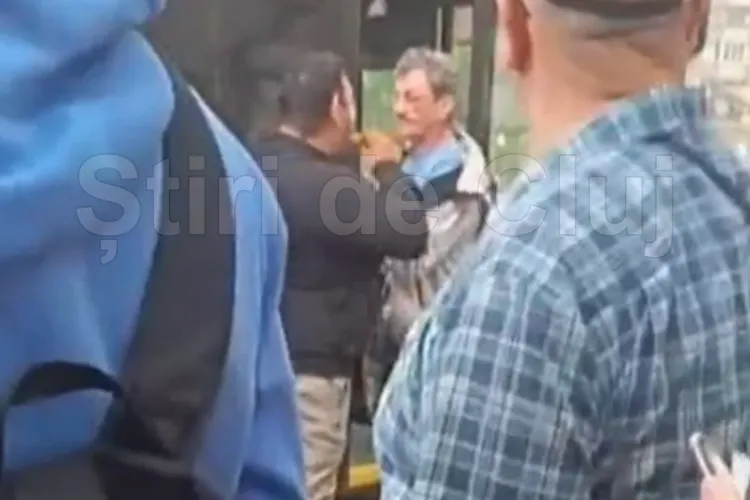 VIDEO EXCLUSIV. Bătaie în stația de autobuz din Mărăști, Cluj, sub ochii călătorilor îngroziți, în urmă cu puțin timp. „I-a tras una de l-a pus la pământ”