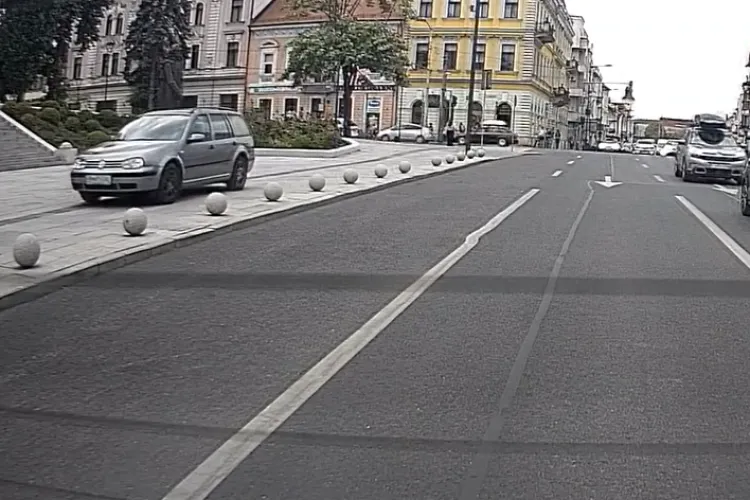 VIDEO. Gest incredibil în centrul Clujului. Un șofer a urcat pe trotuar și a continuat drumul printre pietoni 