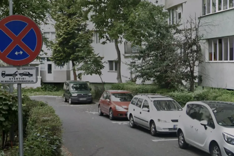Nu mai pot ajunge la ușa blocului! Clujenii de pe strada Primăverii reclamă că accesul le e blocat de mașini, deși soluția există de un an la vecini