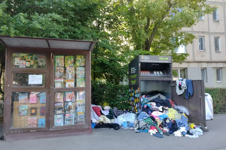 Civilizație de „cinci stele” în Cluj-Napoca! Un container pentru haine a fost răvășit, iar textilele au ajuns pe jos