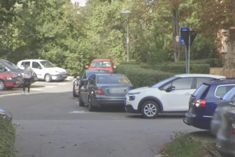 Haos zilnic pe o alee din Cluj: mașinile parcate la colțul intersecției blochează accesul în parcări, iar șoferii refuză să plece fără semn