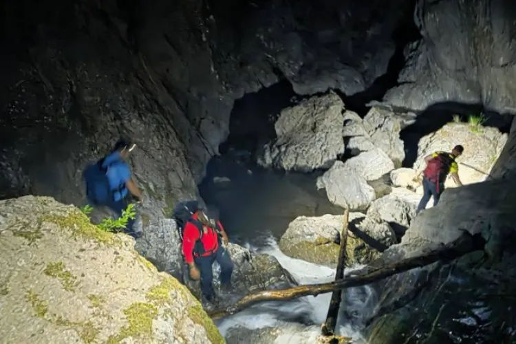 Misiune dramatică pe munte! Doi turiști au fost salvați după patru ore de căutări. Au cerut ajutorul de urgență al salvamontiștilor 