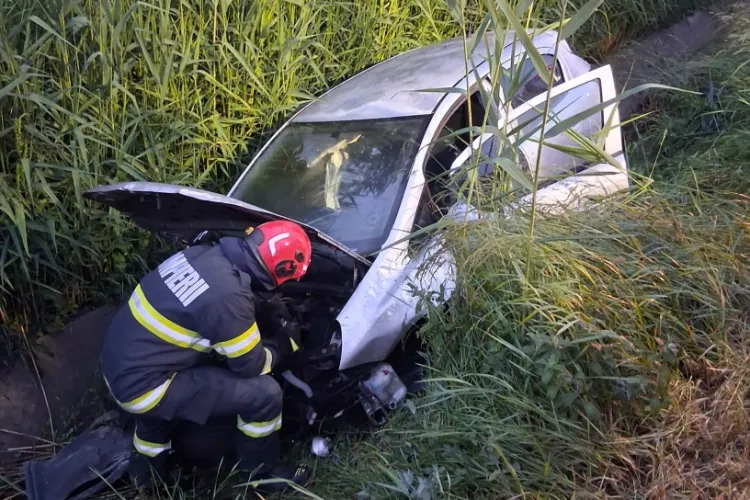 Accident în Cluj la prima oră a dimineții: O șoferiță a rămas încarcerată după ce mașina a fost proiectată într-un șanț. Pompierii au scos-o cu dificultate