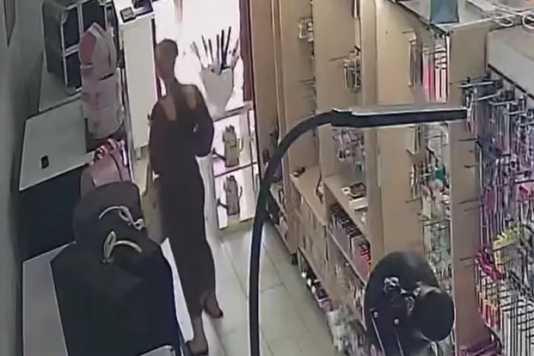 VIDEO. La Cluj și femeile elegante pot fura fără rețineri?! Ce a sustras o tânără dintr-un magazin: A fost filmată de camerele de supraveghere!