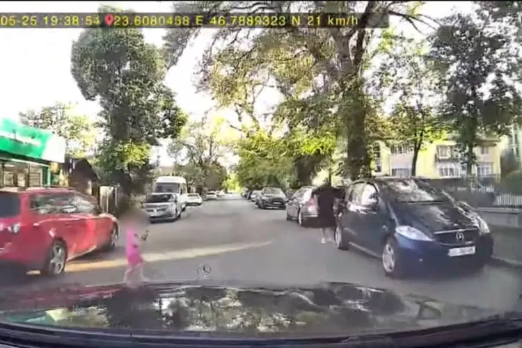 VIDEO. Moment șocant surprins în Cluj-Napoca: Un șofer a evitat la limită să ia în plin o fetiță care a apărut de nicăieri în fața lui