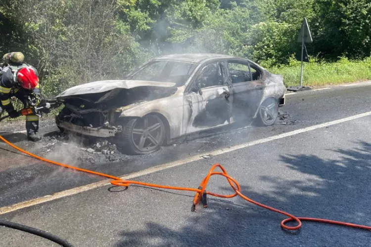 Mașină făcută scrum la Cluj! Un incendiu violent a cuprins autoturismul în doar câteva minute