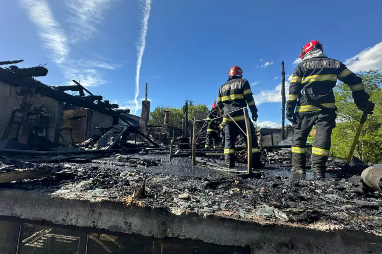 Incendiu puternic la un atelier din Cluj! Focul s-a extins la anexele din jur, din cauza vântului: Trei case, la un pas de flăcări. Trei oameni consultați!