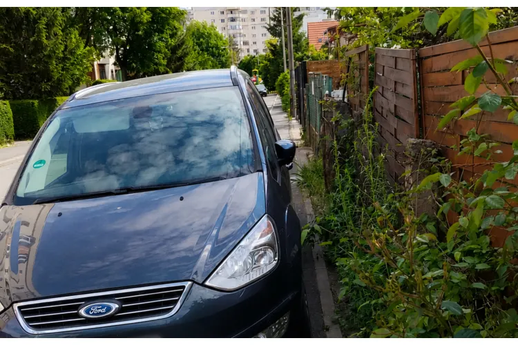 Nesimțire în Cluj-Napoca! O mașină parcată pe trotuar i-a lăsat pe oameni fără loc de trecere